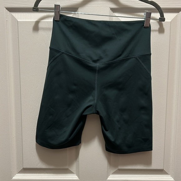 Girlfriend Collective Compressive High Rise Bike Shorts - Picture 2 of 4